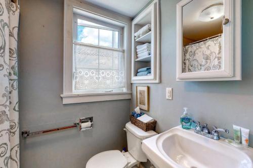 Vannituba, Lovely studio w/full kitchen/free WiFi- next to river/antique shops/restaurants in Wiscasset