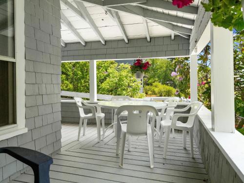 Удобства, Bright, spacious getaway with full kitchen, furnished porch & WiFi - near trails in Otter Creek