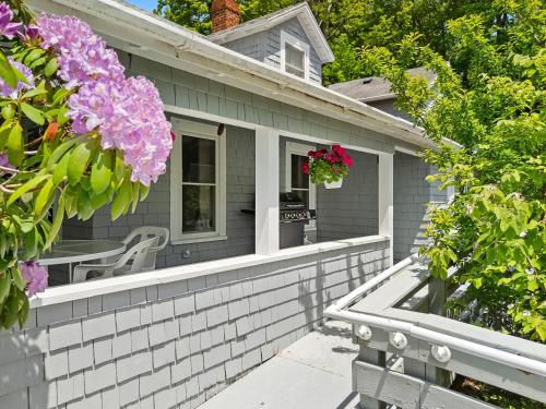 Удобства, Bright, spacious getaway with full kitchen, furnished porch & WiFi - near trails in Otter Creek