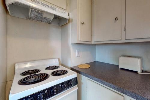 köök, Lovely studio w/full kitchen/free WiFi- next to river/antique shops/restaurants in Wiscasset