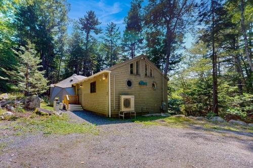 Geodesic Dome w/ Riverfront Deck, Lovely Views, & High-Speed WiFi - Dogs Welcome, Trevett