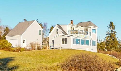 Stunning oceanfront cottage w/ private deck and Atlantic views