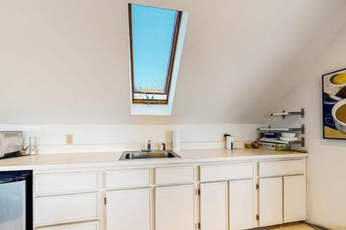 köök, Sweeping Sheepscot River views in newly renovated 200 year old Wiscasset home in Wiscasset