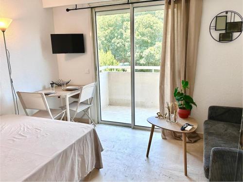 Nice studio with sleeping area, pool, parking, air conditioning