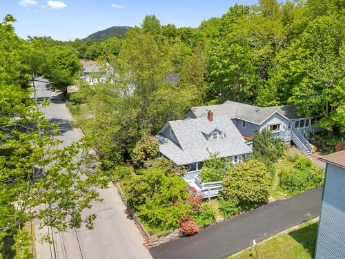 Фасада на хотела, Bright, spacious getaway with full kitchen, furnished porch & WiFi - near trails in Otter Creek