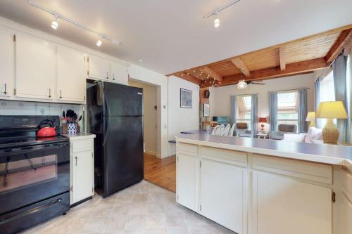 кухня, Home with deck, great location in the heart of Acadia National Park in Otter Creek