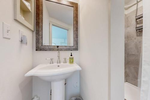 . Downtown, ground floor studio near the ocean w/patio, outdoor dining area & more