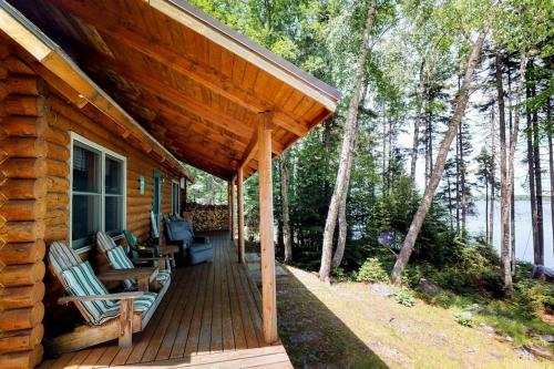 Viesnīcas āriene, Dog-Friendly Lakefront Log Cabin with Peaceful Atmosphere, Dock & Boat Launch in Džekmena (ME)