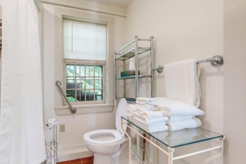 Vannituba, Downtown, ground floor studio near the ocean w/patio, outdoor dining area & more in Wiscasset