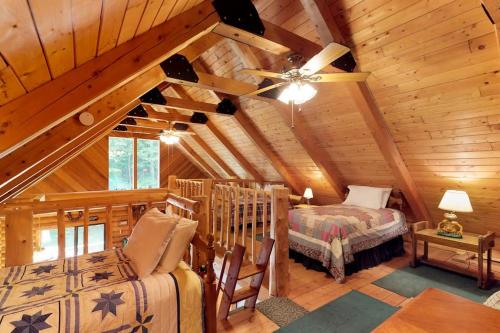 Dog-Friendly Lakefront Log Cabin with Peaceful Atmosphere, Dock & Boat Launch in Džekmena (ME)