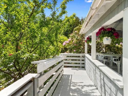 Удобства, Bright, spacious getaway with full kitchen, furnished porch & WiFi - near trails in Otter Creek