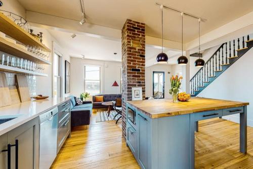 köök, Sweeping Sheepscot River views in newly renovated 200 year old Wiscasset home in Wiscasset