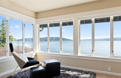 Lakefront Retreat on Lake Washington with Hot Tub Private Dock and Views in Bryn Mawr-Skyway