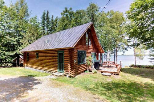 Viesnīcas āriene, Dog-Friendly Lakefront Log Cabin with Peaceful Atmosphere, Dock & Boat Launch in Džekmena (ME)