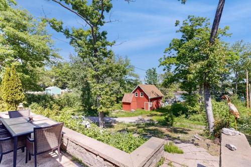 Dog-friendly home with high-speed WiFi, washer/dryer, & private dock