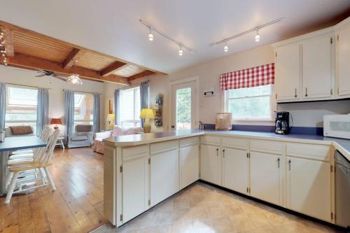 Удобства, Home with deck, great location in the heart of Acadia National Park in Otter Creek