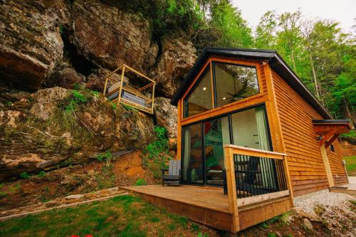 Cliff Hot Tub with Deck Fire Pit Mural and Pet Friendly, Rogers