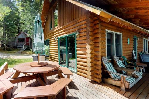 Viesnīcas āriene, Dog-Friendly Lakefront Log Cabin with Peaceful Atmosphere, Dock & Boat Launch in Džekmena (ME)