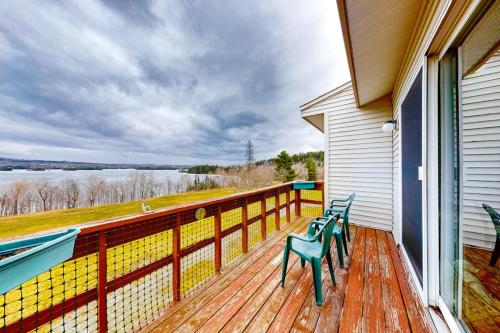 . Fun-Filled Lakehouse w/Private Balcony, Free WiFi, Private W/D - Steps to Beach