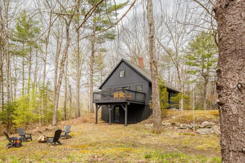 Renovated woodland home with lovely deck & firepit - minutes to Swan Lake