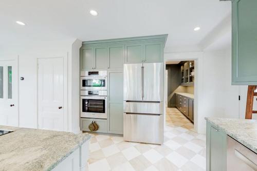 köök, Beautiful home with Ping-Pong, fast WiFi & W/D - walk to dining in Wiscasset