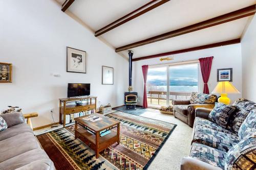 . Fun-Filled Lakehouse w/Private Balcony, Free WiFi, Private W/D - Steps to Beach