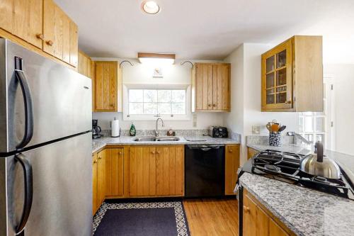 . Dory Haven: Cove-front Home with sunroom, screened porch & waterfront yard