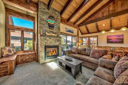 Luxurious Lakeland Village Home With Modern Amenities And Close To Lake - Lake Tahoe