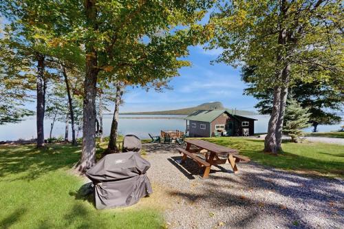 Tuvākā izklaides vieta, Dog-Friendly Lakefront Cabin with Private Dock, Epic Views of Lake & Mt Kineo in Džekmena (ME)