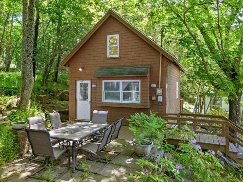 Фасада на хотела, Two-Level Unit w/ Patio, Deck, Firepit, Private Washer/ Dryer, and Free WiFi in Otter Creek