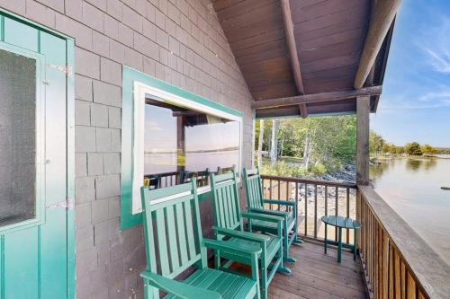 Balkons/terase, Dog-Friendly Lakefront Cabin with Private Dock, Epic Views of Lake & Mt Kineo in Džekmena (ME)