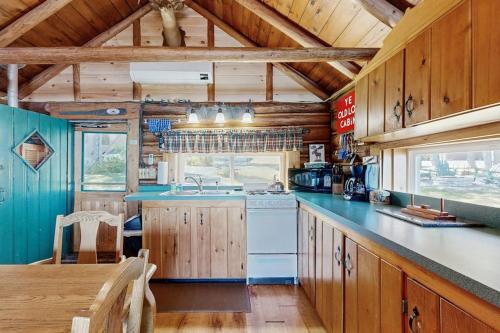 virtuve, Dog-Friendly Lakefront Cabin with Private Dock, Epic Views of Lake & Mt Kineo in Džekmena (ME)