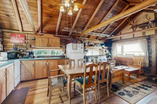 Iekārtas, Dog-Friendly Lakefront Cabin with Private Dock, Epic Views of Lake & Mt Kineo in Džekmena (ME)