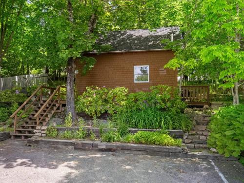 Фасада на хотела, Two-Level Unit w/ Patio, Deck, Firepit, Private Washer/ Dryer, and Free WiFi in Otter Creek