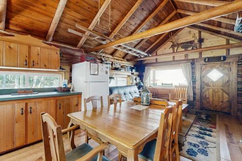 Iekārtas, Dog-Friendly Lakefront Cabin with Private Dock, Epic Views of Lake & Mt Kineo in Džekmena (ME)