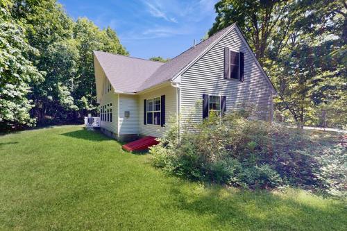 Hotelli välisilme, Peaceful home with forest views & great yard - minutes to town in Wiscasset