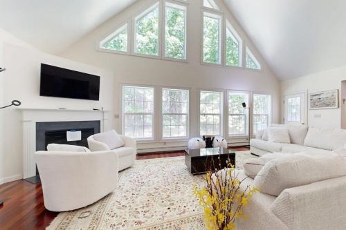 Peaceful home with forest views & great yard - minutes to town in Wiscasset