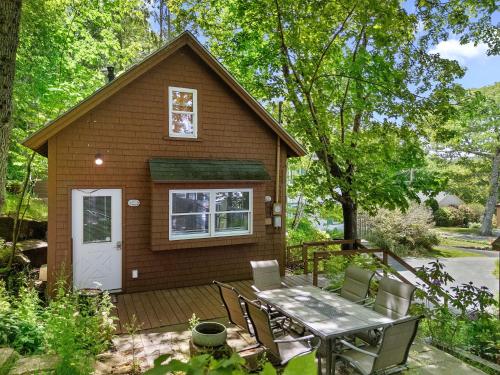 Фасада на хотела, Two-Level Unit w/ Patio, Deck, Firepit, Private Washer/ Dryer, and Free WiFi in Otter Creek