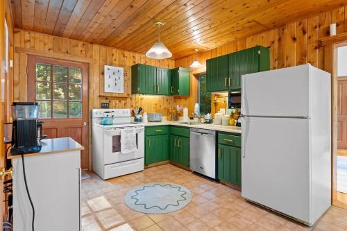 Kitchen, Kinney Cabin: 5-Bedroom Lakefront Home in Jefferson (ME)