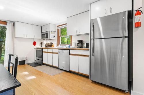 кухня, Two-Level Unit w/ Patio, Deck, Firepit, Private Washer/ Dryer, and Free WiFi in Otter Creek