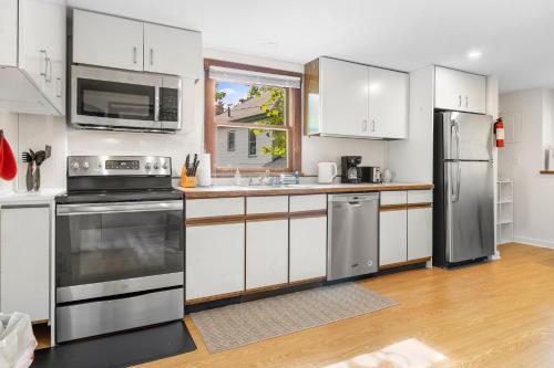 кухня, Two-Level Unit w/ Patio, Deck, Firepit, Private Washer/ Dryer, and Free WiFi in Otter Creek