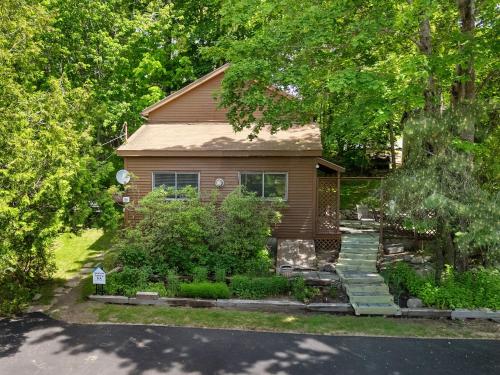 Фасада на хотела, Alluring home with full kitchen, furnished patio, washer/dryer & private yard in Otter Creek