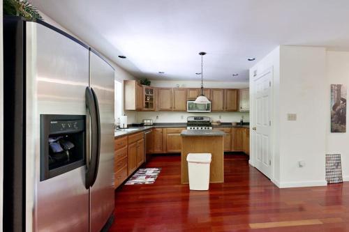 köök, Peaceful home with forest views & great yard - minutes to town in Wiscasset