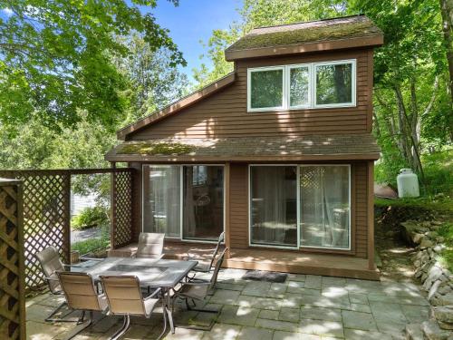 Удобства, Alluring home with full kitchen, furnished patio, washer/dryer & private yard in Otter Creek
