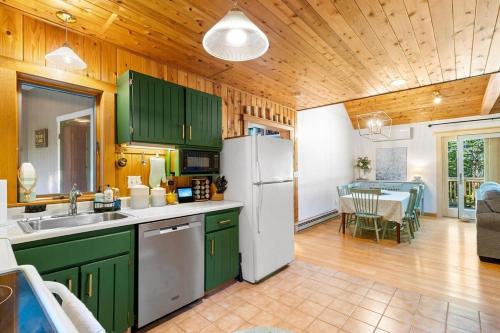 Kitchen, Kinney Cabin: 5-Bedroom Lakefront Home in Jefferson (ME)