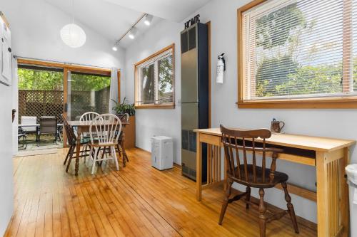 Удобства, Alluring home with full kitchen, furnished patio, washer/dryer & private yard in Otter Creek