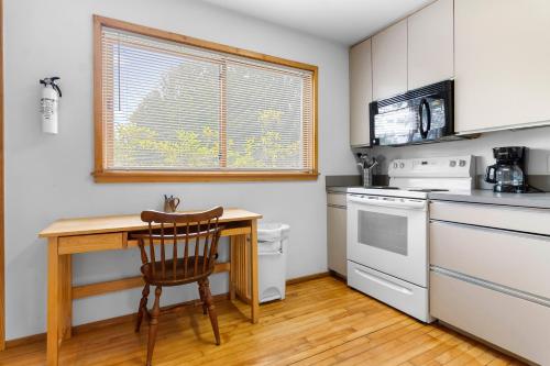 кухня, Alluring home with full kitchen, furnished patio, washer/dryer & private yard in Otter Creek