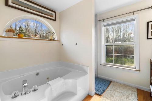 Fürdőszoba, Cove House with Private Pool, Ocean Views, Family in South Thomaston