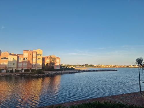 F2 avec terrasse et vue lagune RDC Cap Coudalère
