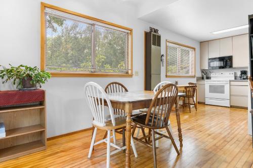Удобства, Alluring home with full kitchen, furnished patio, washer/dryer & private yard in Otter Creek